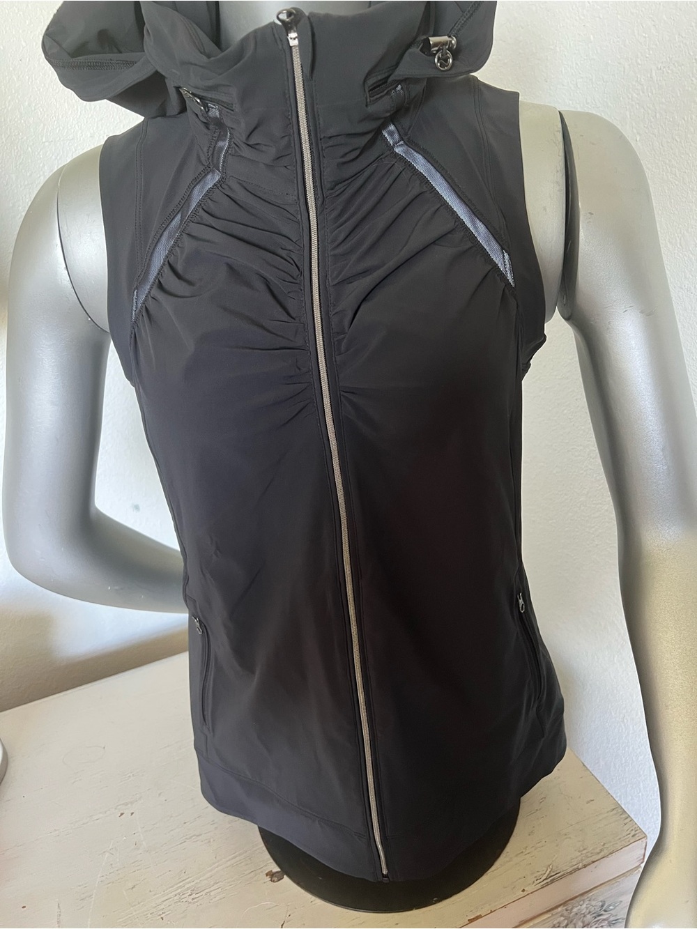 Lululemon black running vest sz Med ruching stowable hood